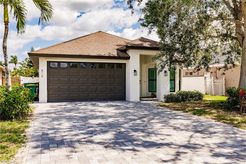 819 96th AVE N NAPLES, FL 34108