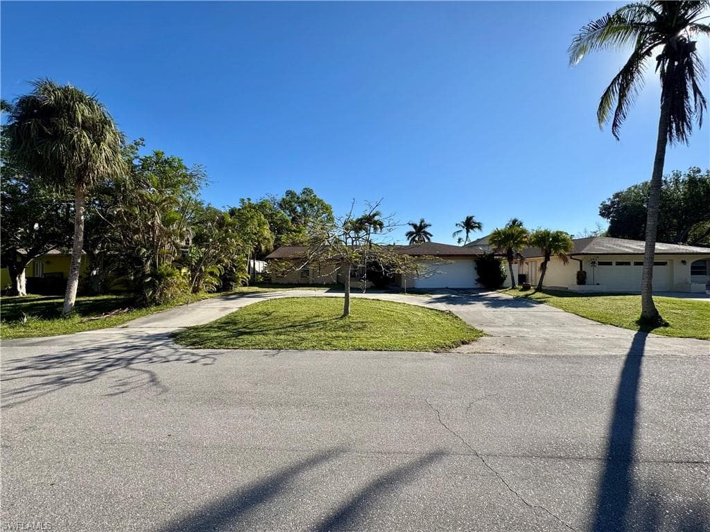 2550 10th ST N NAPLES, FL 34103