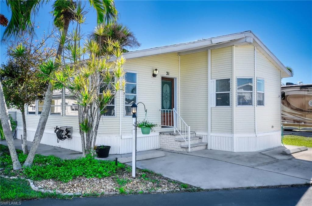 21 Onyx DR 21-O NAPLES, FL 34114