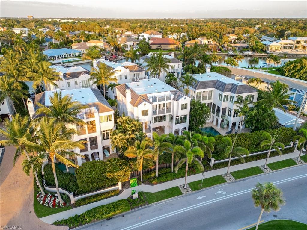 1724 Gulf Shore BLVD N NAPLES, FL 34102