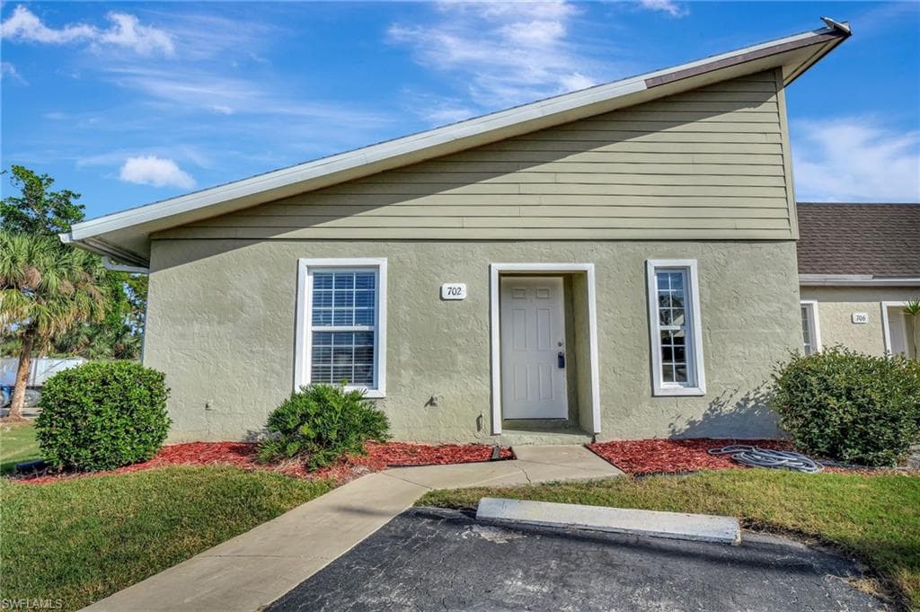 702 111th AVE N NAPLES, FL 34108