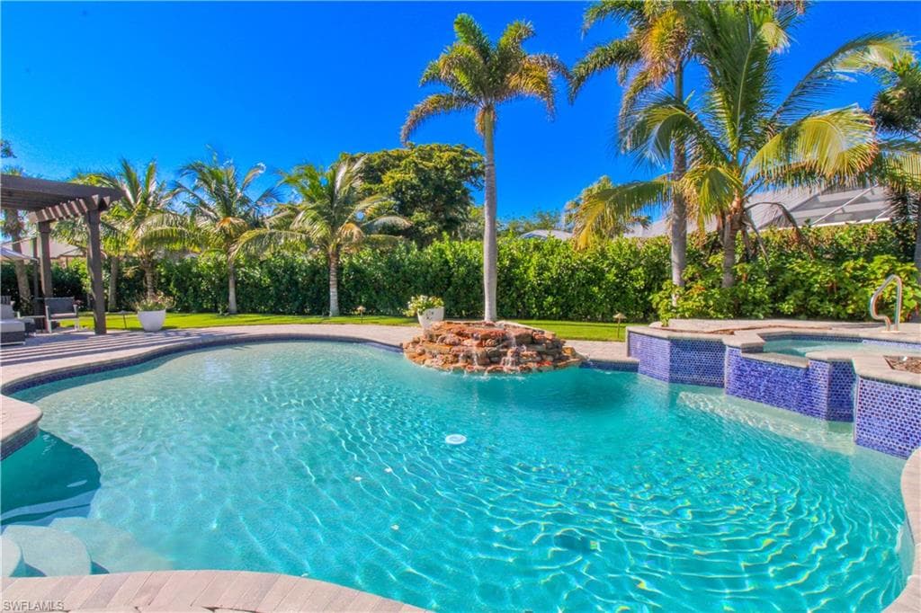 1555 Crayton RD NAPLES, FL 34102