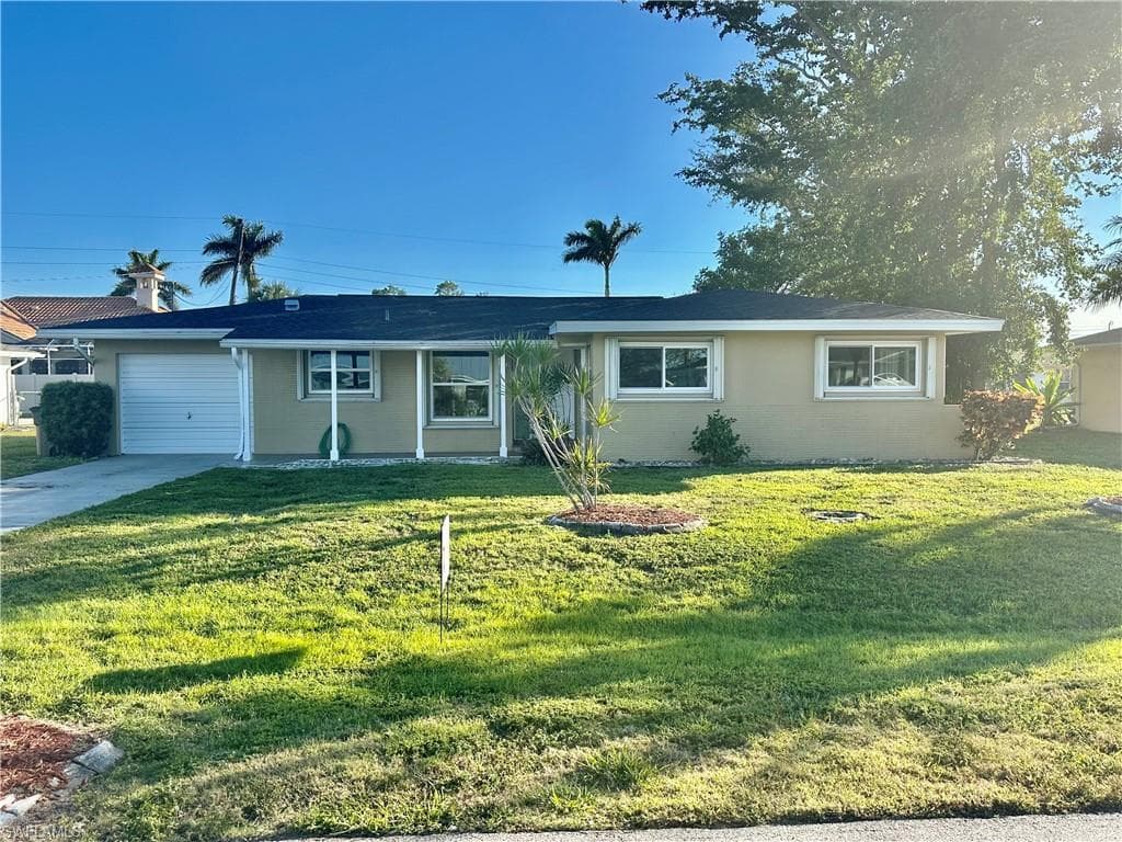 242 SE 44th TER CAPE CORAL, FL 33904