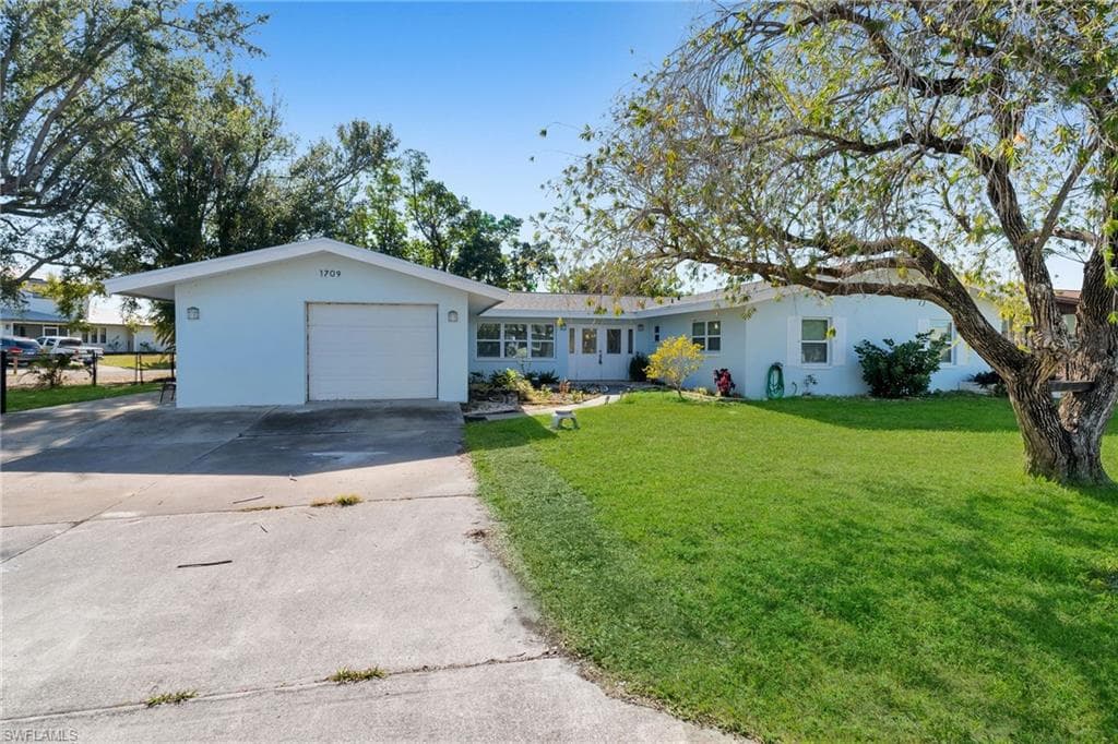 1709 Inlet DR NORTH FORT MYERS, FL 33903