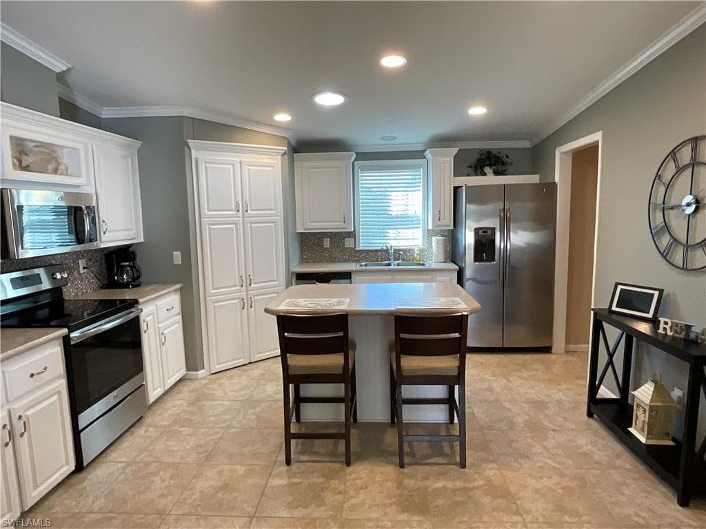 423 Palm DR 313 NAPLES, FL 34114
