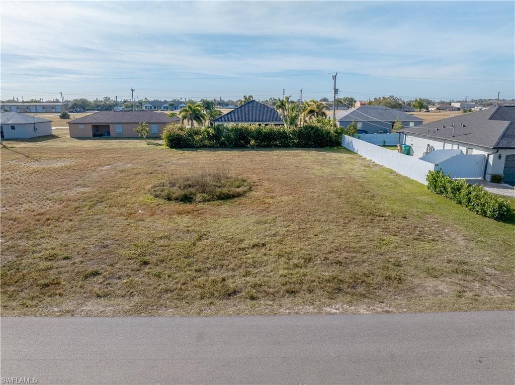 904 9th TER CAPE CORAL, FL 33909