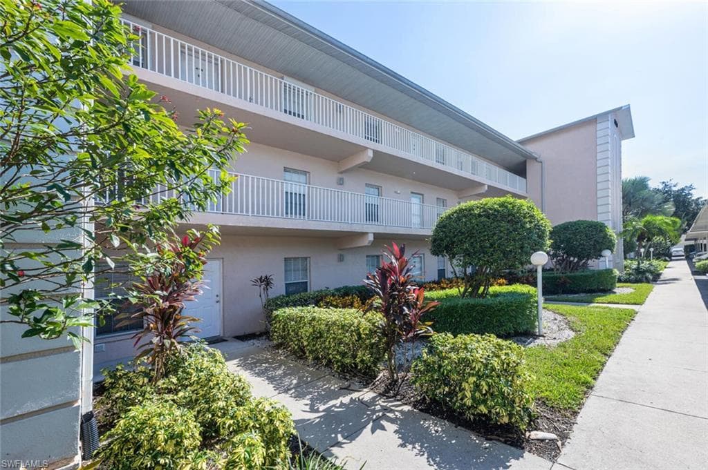3250 Cypress Glen WAY 409 NAPLES, FL 34109