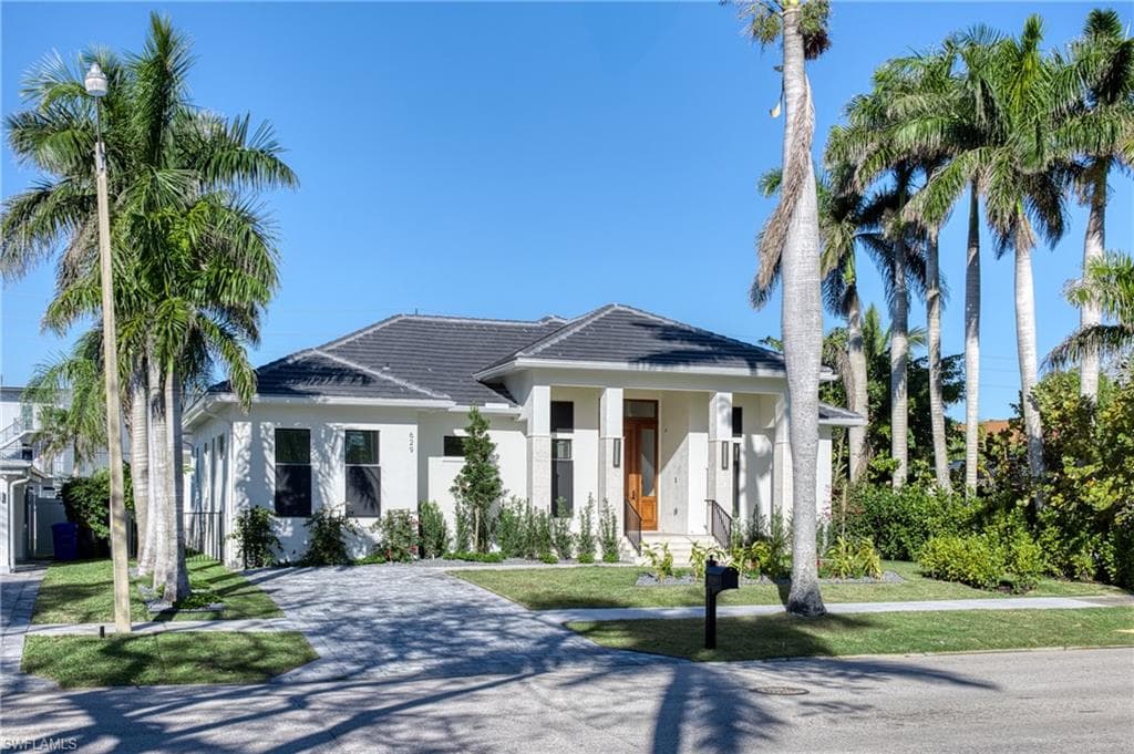 629 10th ST N NAPLES, FL 34102