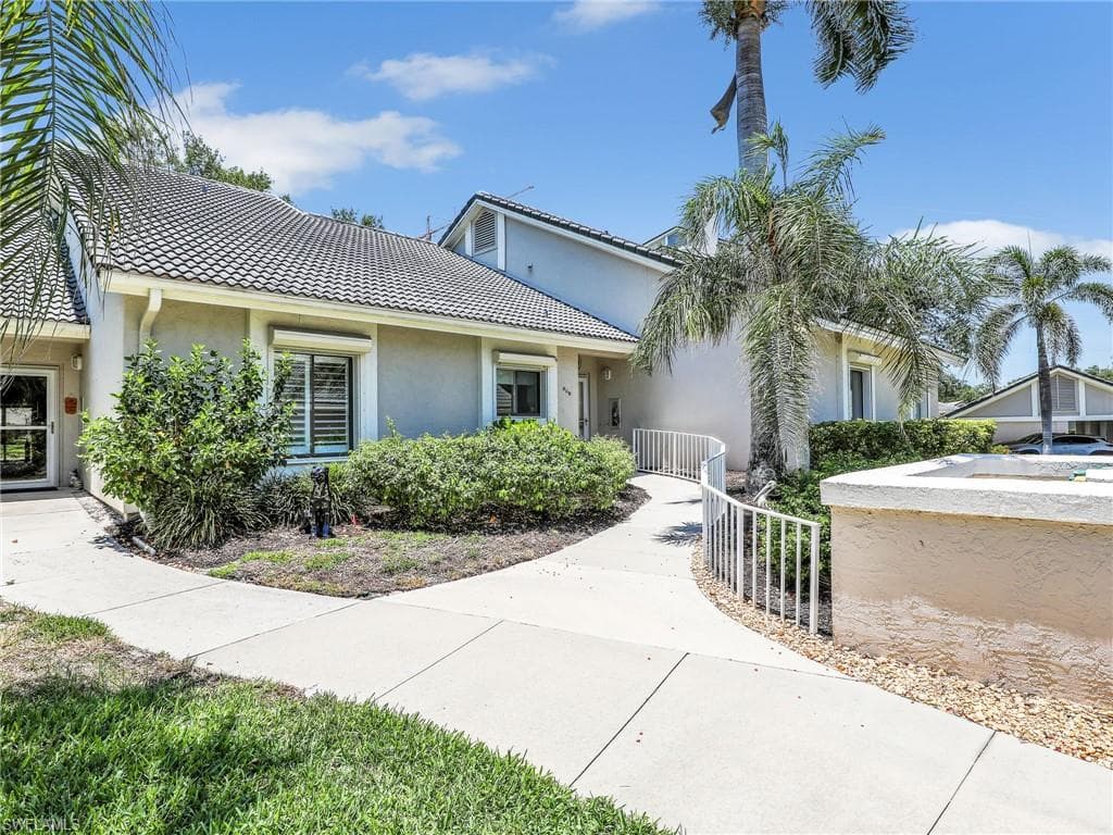 808 Arbor Lake DR 8-105 NAPLES, FL 34110