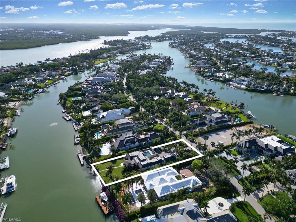 1025 Spyglass LN NAPLES, FL 34102