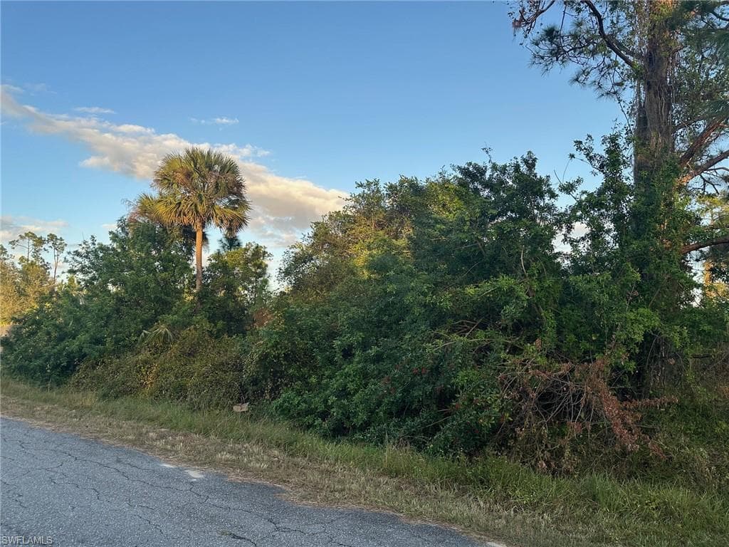 812 Calvin AVE LEHIGH ACRES, FL 33972
