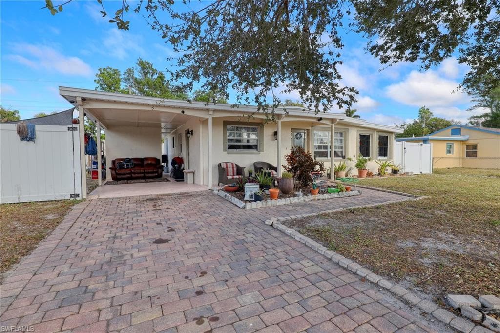3117 Apache ST FORT MYERS, FL 33916