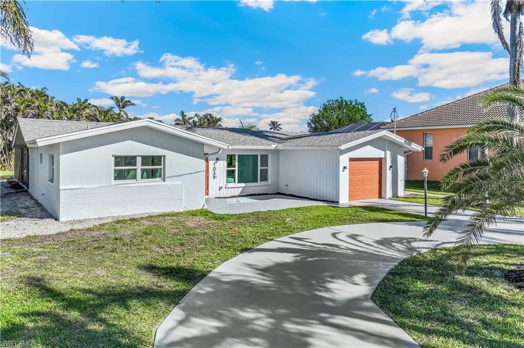 1039 Dolphin DR CAPE CORAL, FL 33904