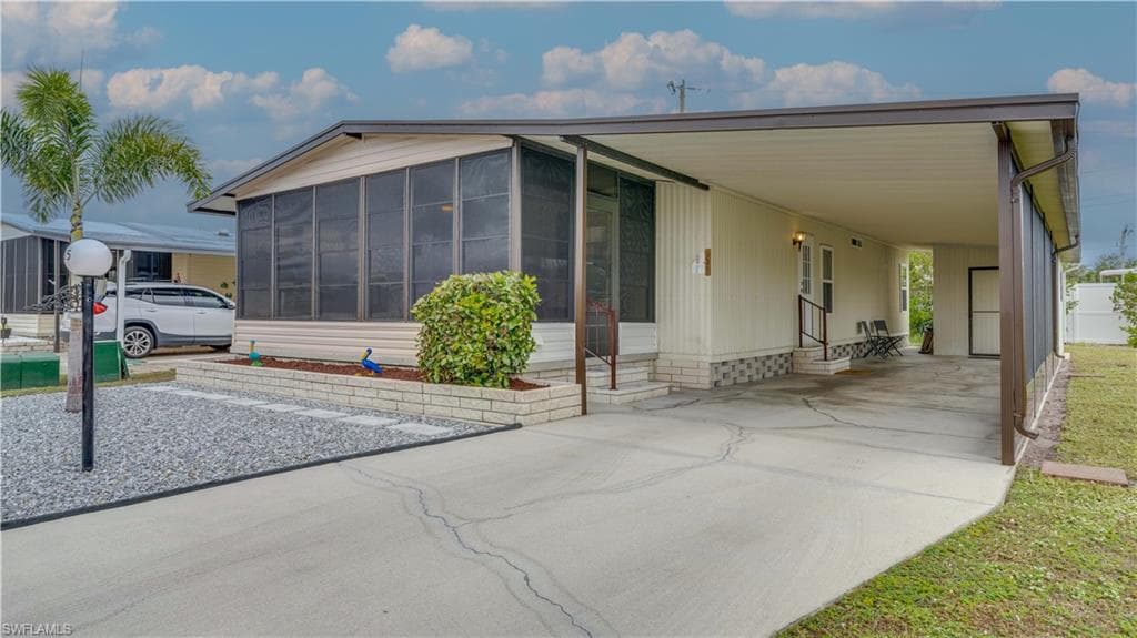 135 Lakeside CIR NORTH FORT MYERS, FL 33903
