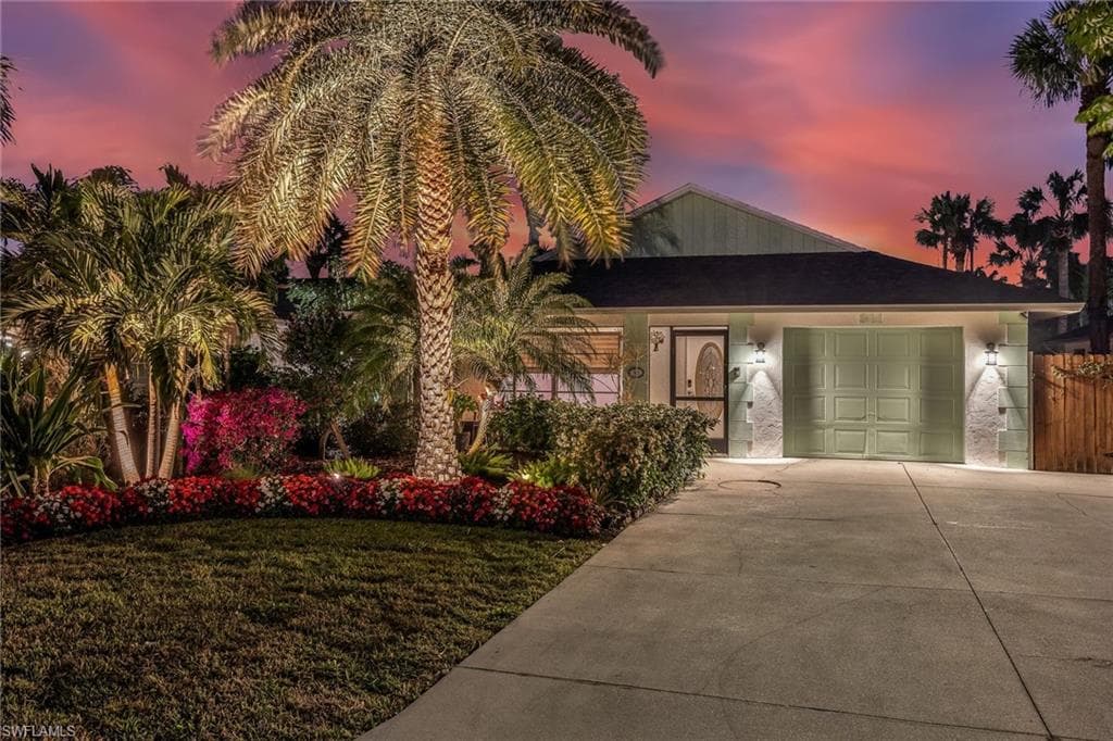 811 102nd AVE N NAPLES, FL 34108