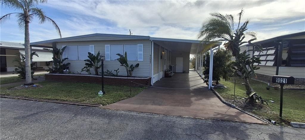 9021 Flamingo CIR NORTH FORT MYERS, FL 33903