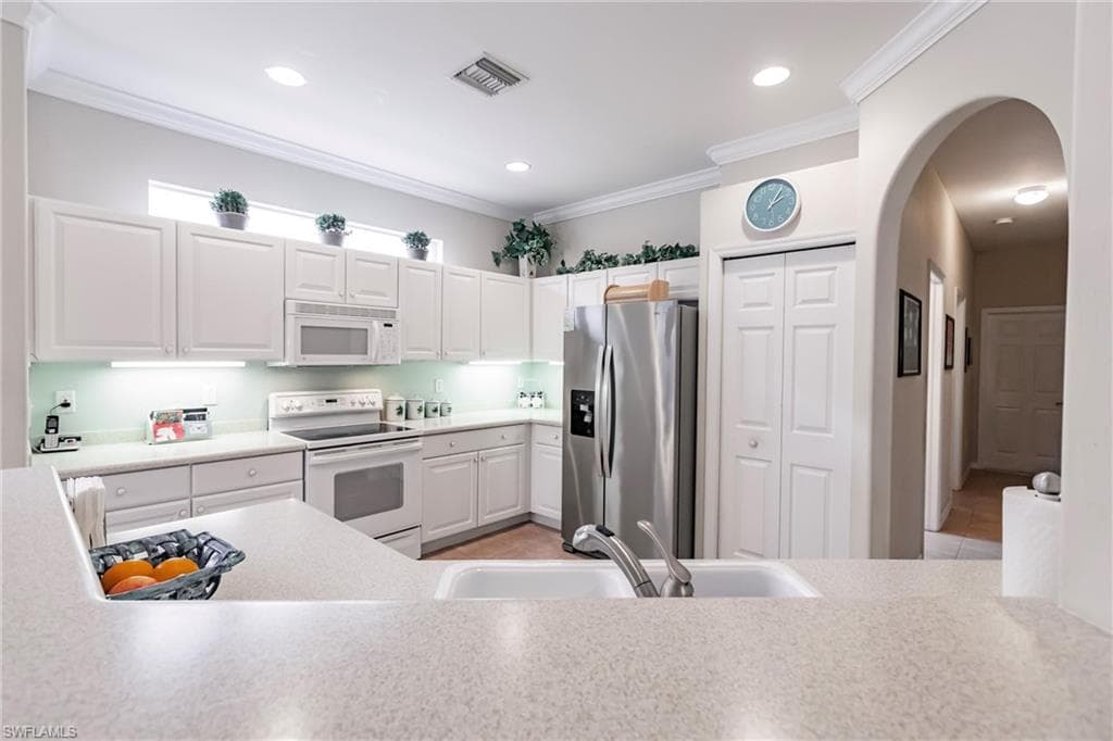 8236 Woodridge Pointe DR FORT MYERS, FL 33912