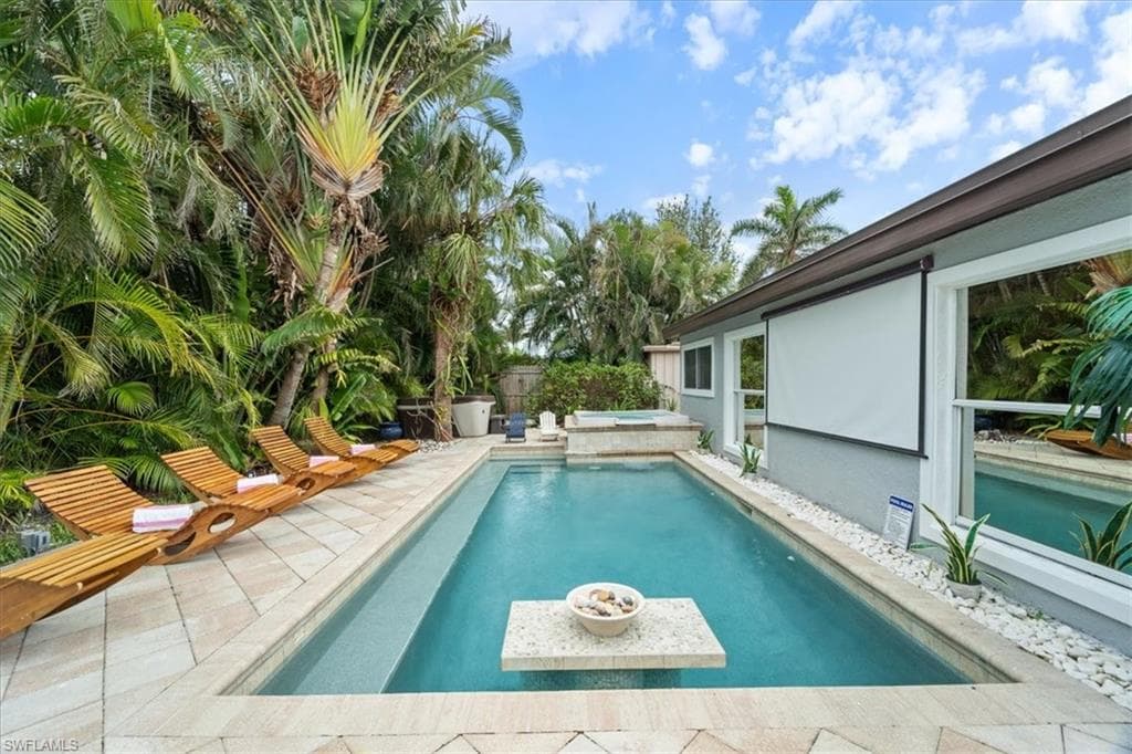 2123 Holiday LN NAPLES, FL 34104