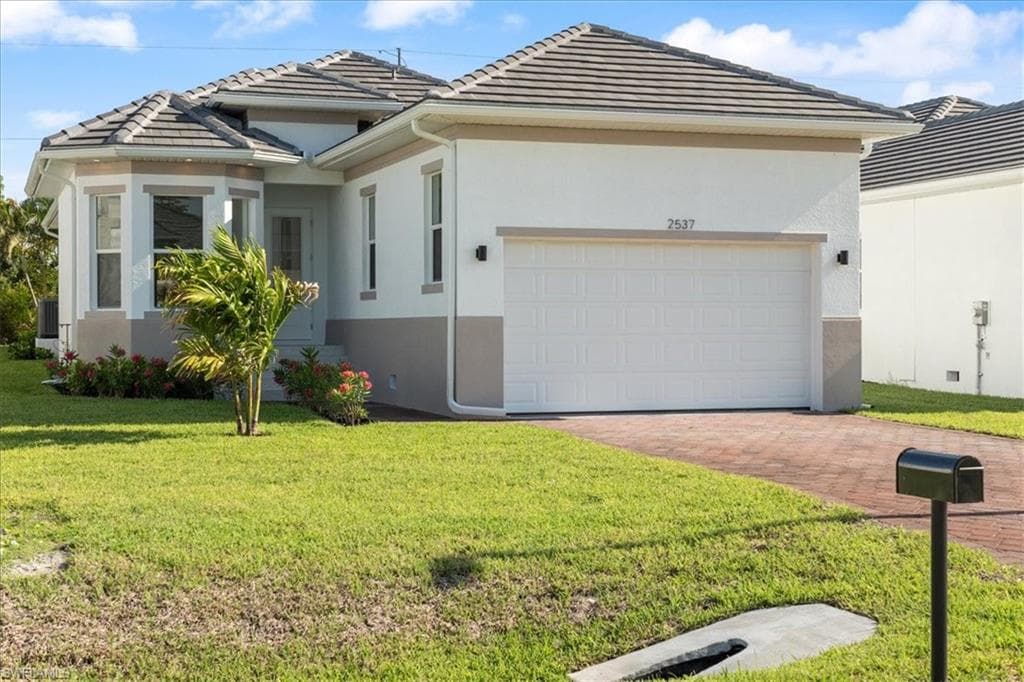 2537 Linda DR NAPLES, FL 34112