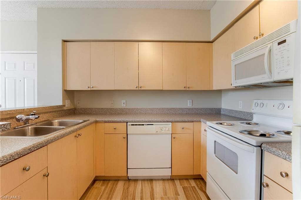 1160 Reserve WAY 107 NAPLES, FL 34105