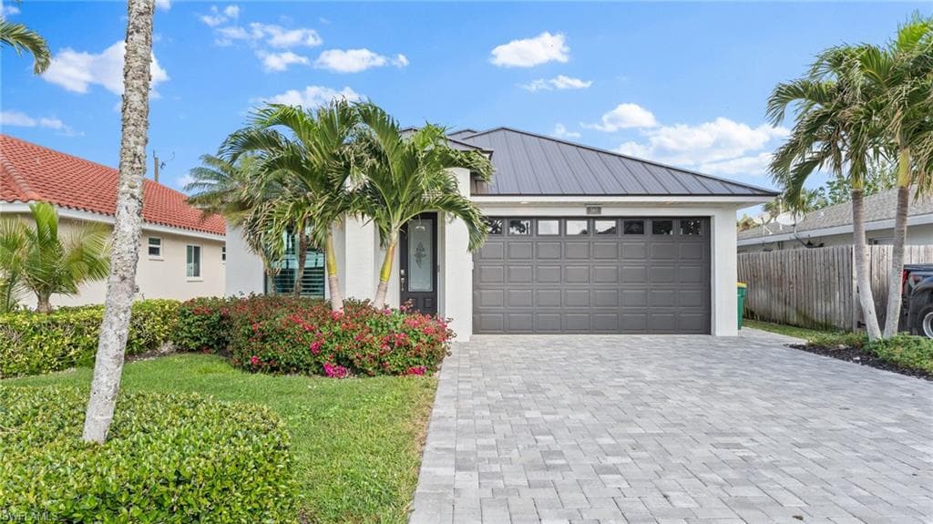 561 94th AVE N NAPLES, FL 34108