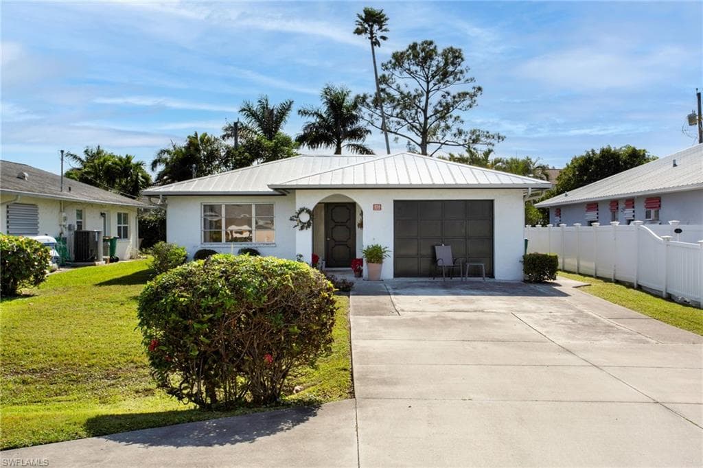 658 93RD AVE N NAPLES, FL 34108