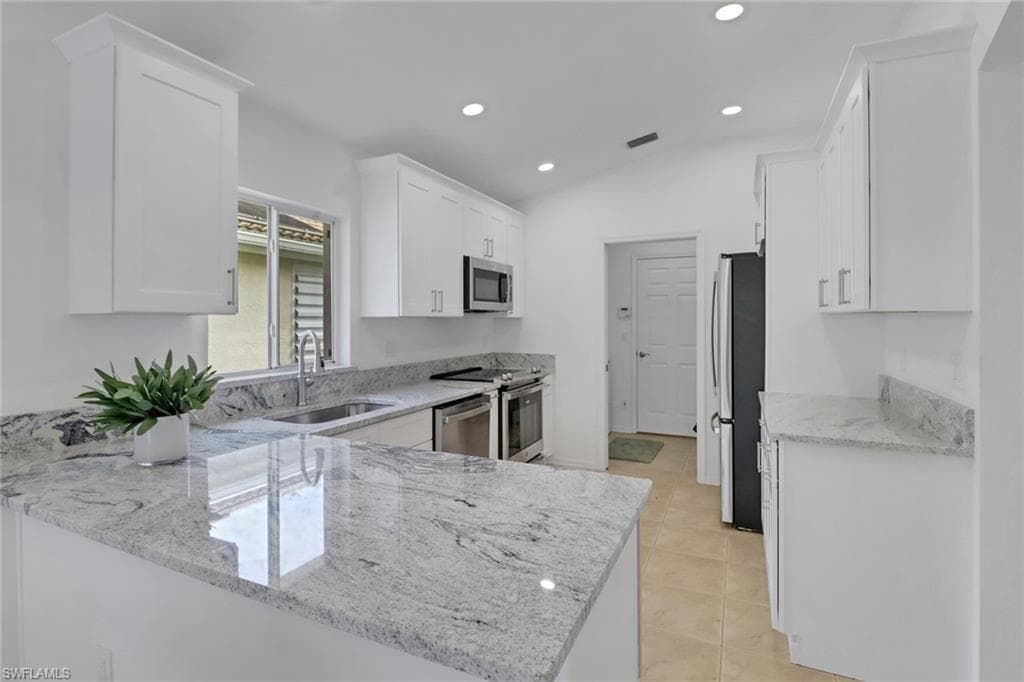 7849 Stratford DR NAPLES, FL 34104
