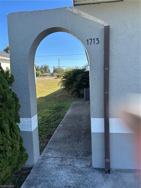 1713 NE 7th PL 1713 CAPE CORAL, FL 33909
