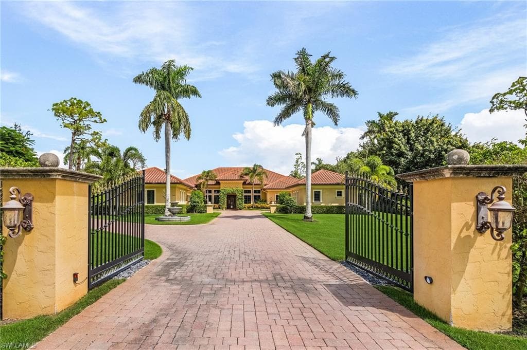560 Gordonia RD NAPLES, FL 34108