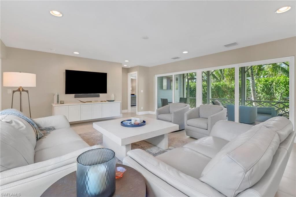 575 2nd ST S 1-102 NAPLES, FL 34102