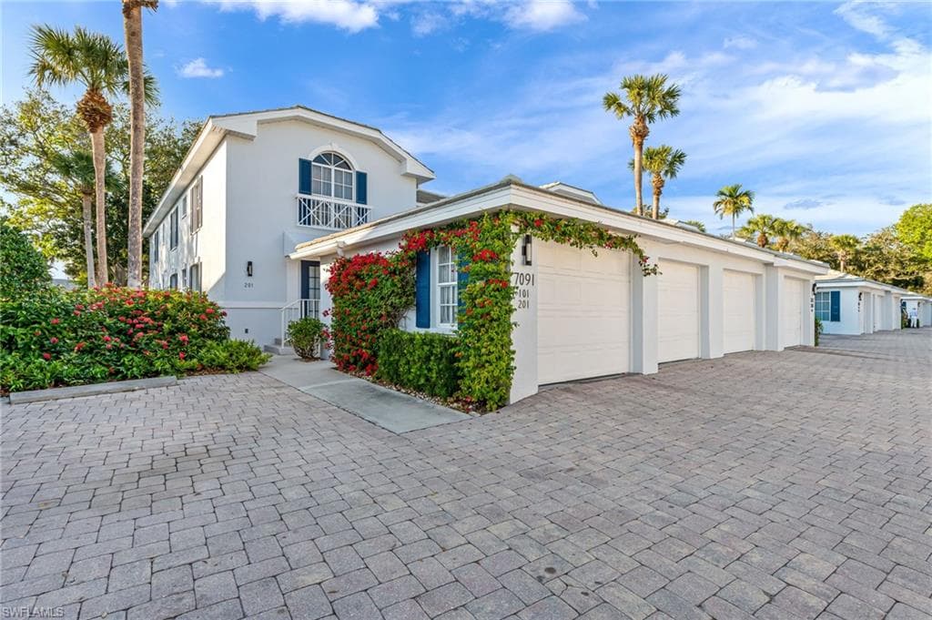 7091 BARRINGTON CIR 101 NAPLES, FL 34108