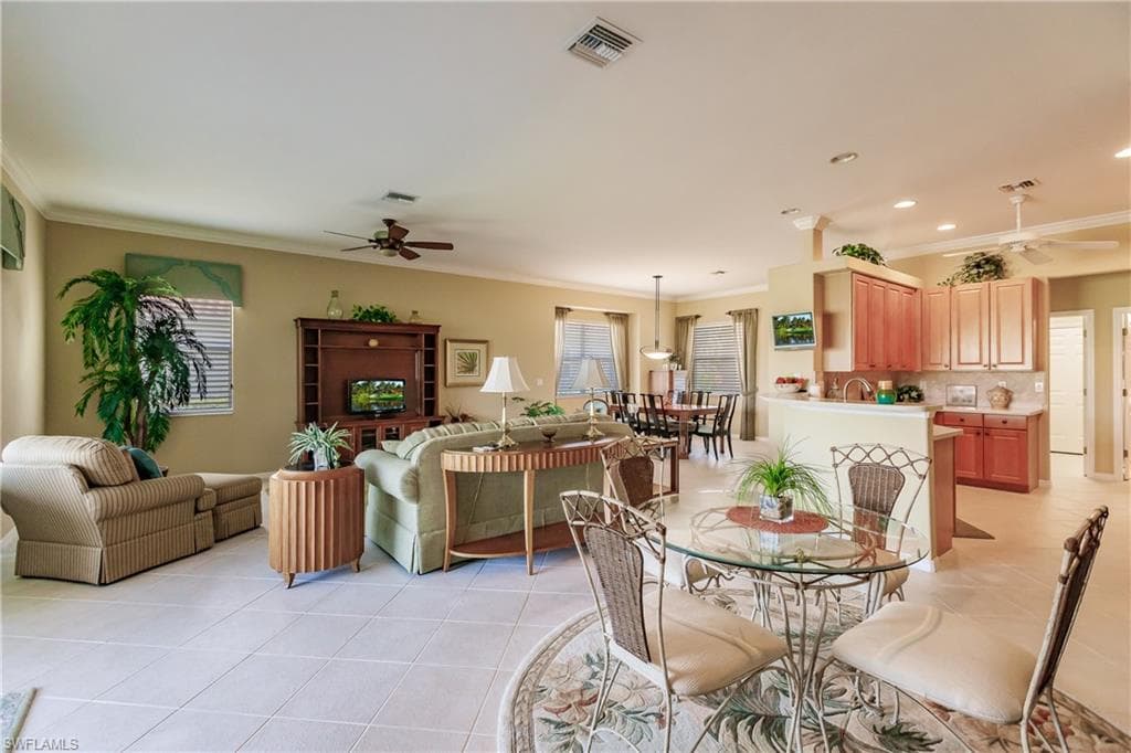 8286 Shorecrest DR FORT MYERS, FL 33912