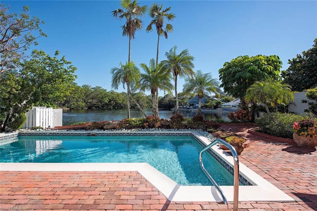656 Bridgeway LN NAPLES, FL 34108