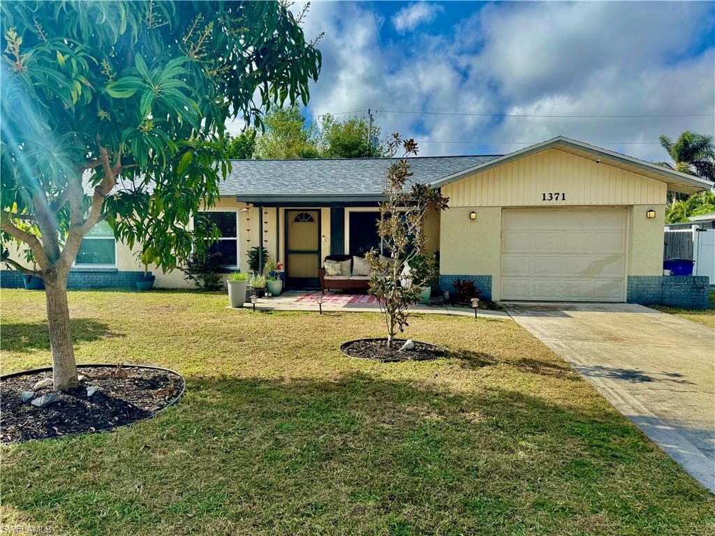 1371 Torreya CIR NORTH FORT MYERS, FL 33917