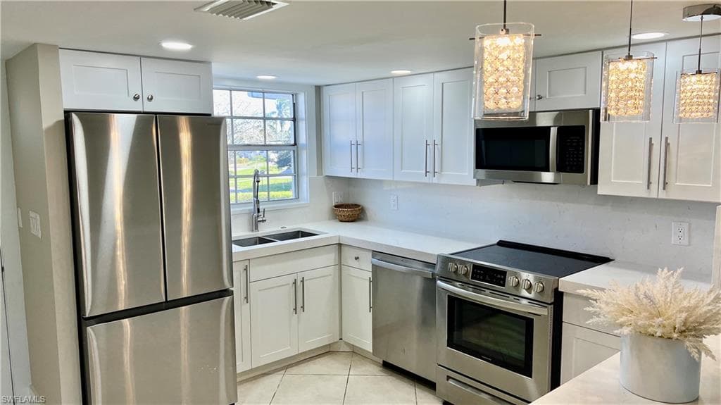 1900 Alamanda DR 203 NAPLES, FL 34102
