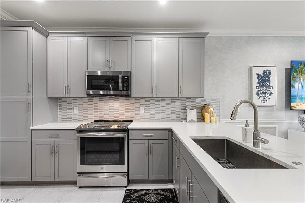 7357 Rockefeller DR NAPLES, FL 34119