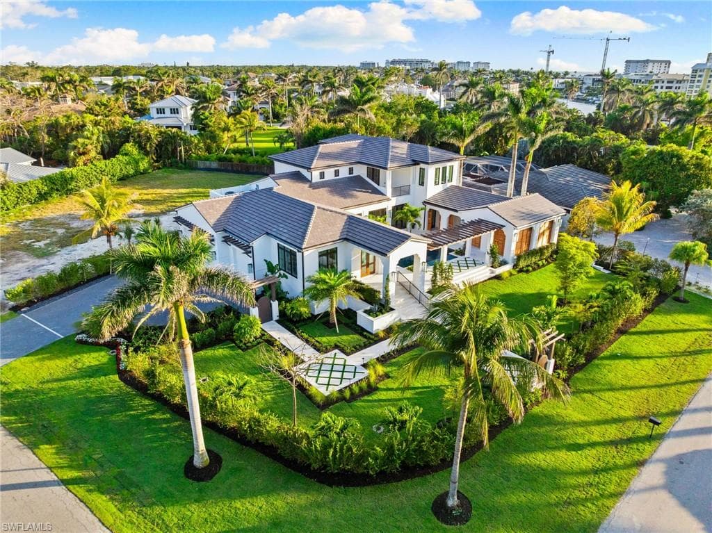 330 Hawser LN NAPLES, FL 34102