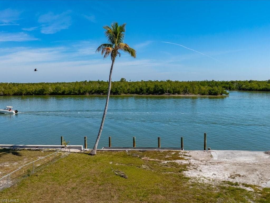 108 East CT GOODLAND, FL 34140