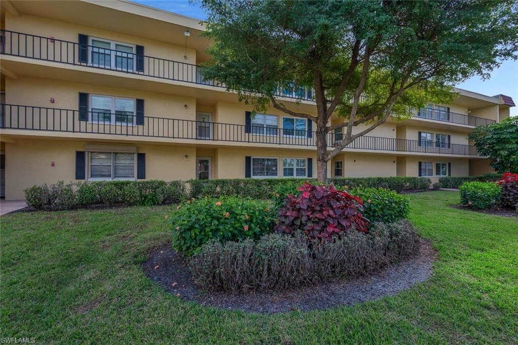 1085 Forest Lakes DR 8102 NAPLES, FL 34105