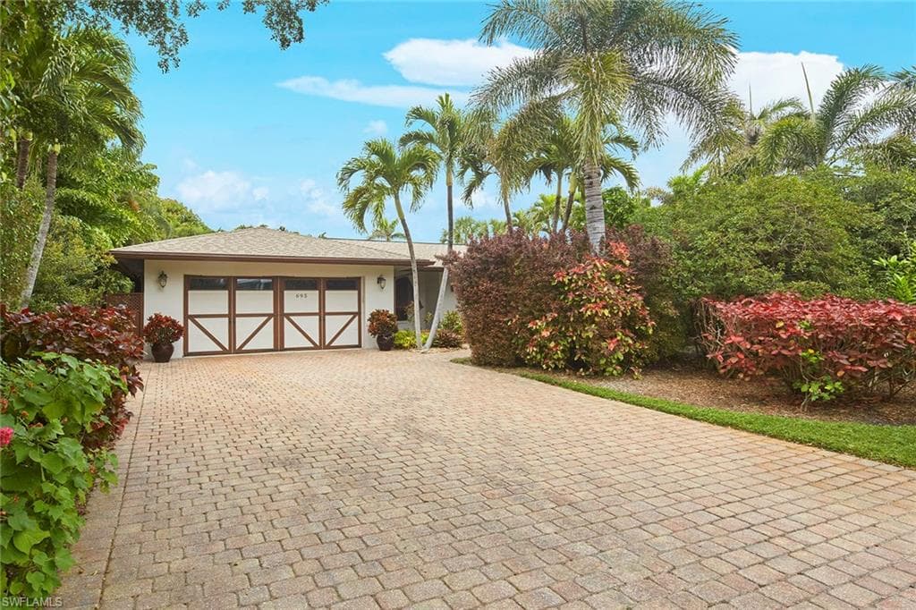 695 7th AVE N NAPLES, FL 34102
