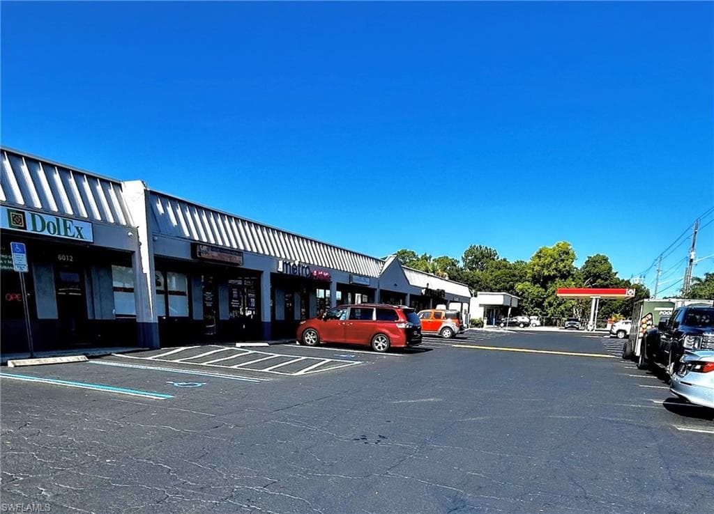 6028 Radio RD 6000 NAPLES, FL 34104