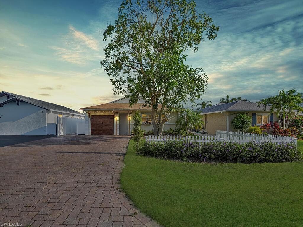 637 103rd AVE N NAPLES, FL 34108
