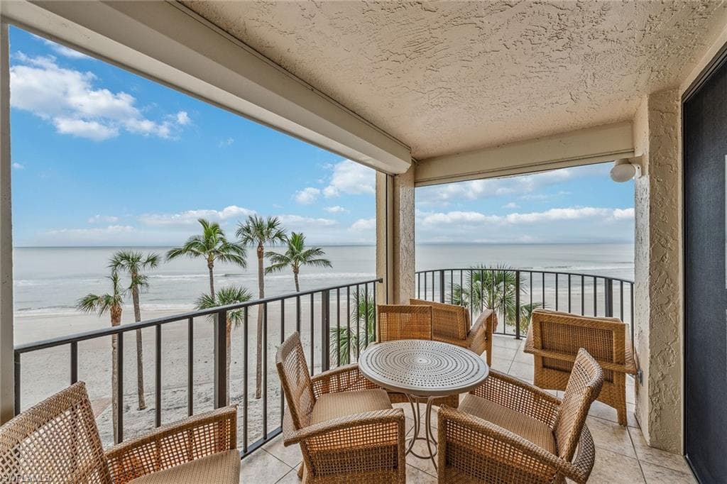 3115 Gulf Shore BLVD N 206S NAPLES, FL 34103