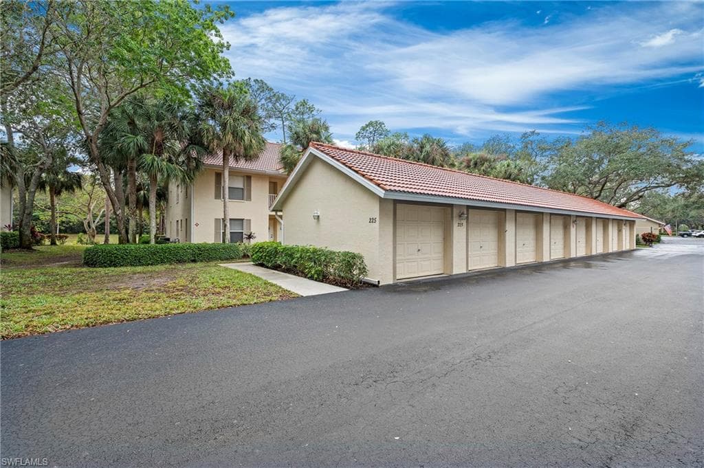 225 Robin Hood CIR 103 NAPLES, FL 34104