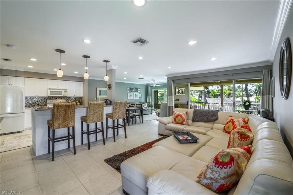 4150 Belair LN 203 NAPLES, FL 34103