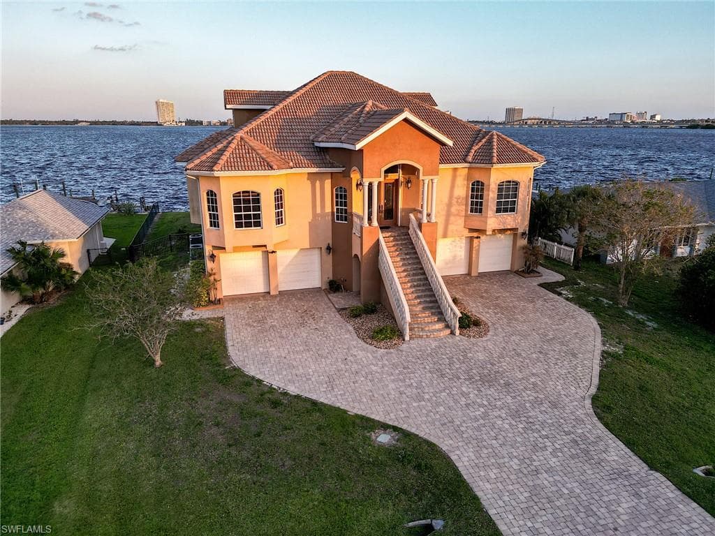 123 E North Shore AVE NORTH FORT MYERS, FL 33917