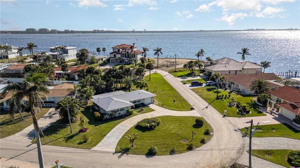 938 Dolphin DR CAPE CORAL, FL 33904