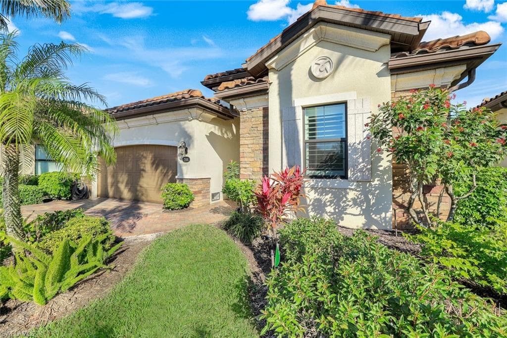 2806 Aviamar CIR NAPLES, FL 34114