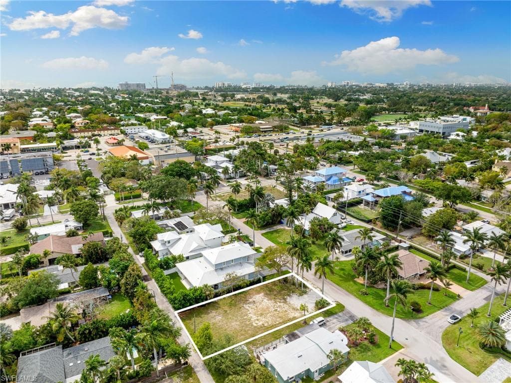1084 Broad AVE N NAPLES, FL 34102