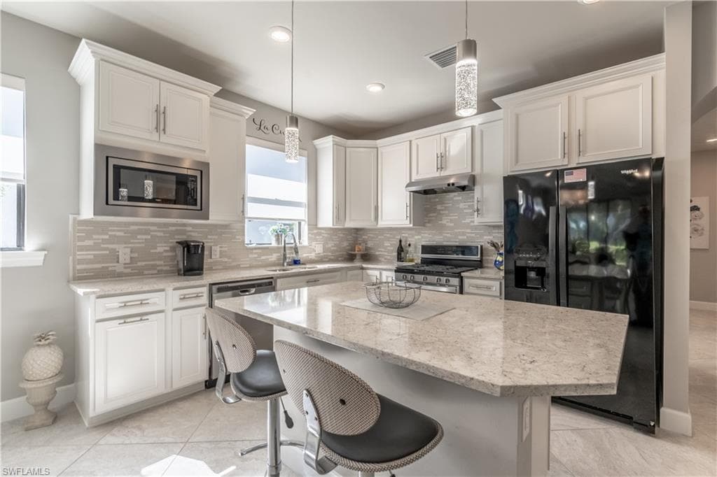 7686 Jacaranda LN NAPLES, FL 34114